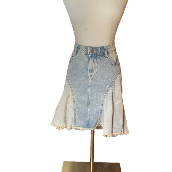 BDG Urban Outfitters Reagan  Denim Mini Skirt Frayed Hem Sz Small​ - Picture 7 of 14